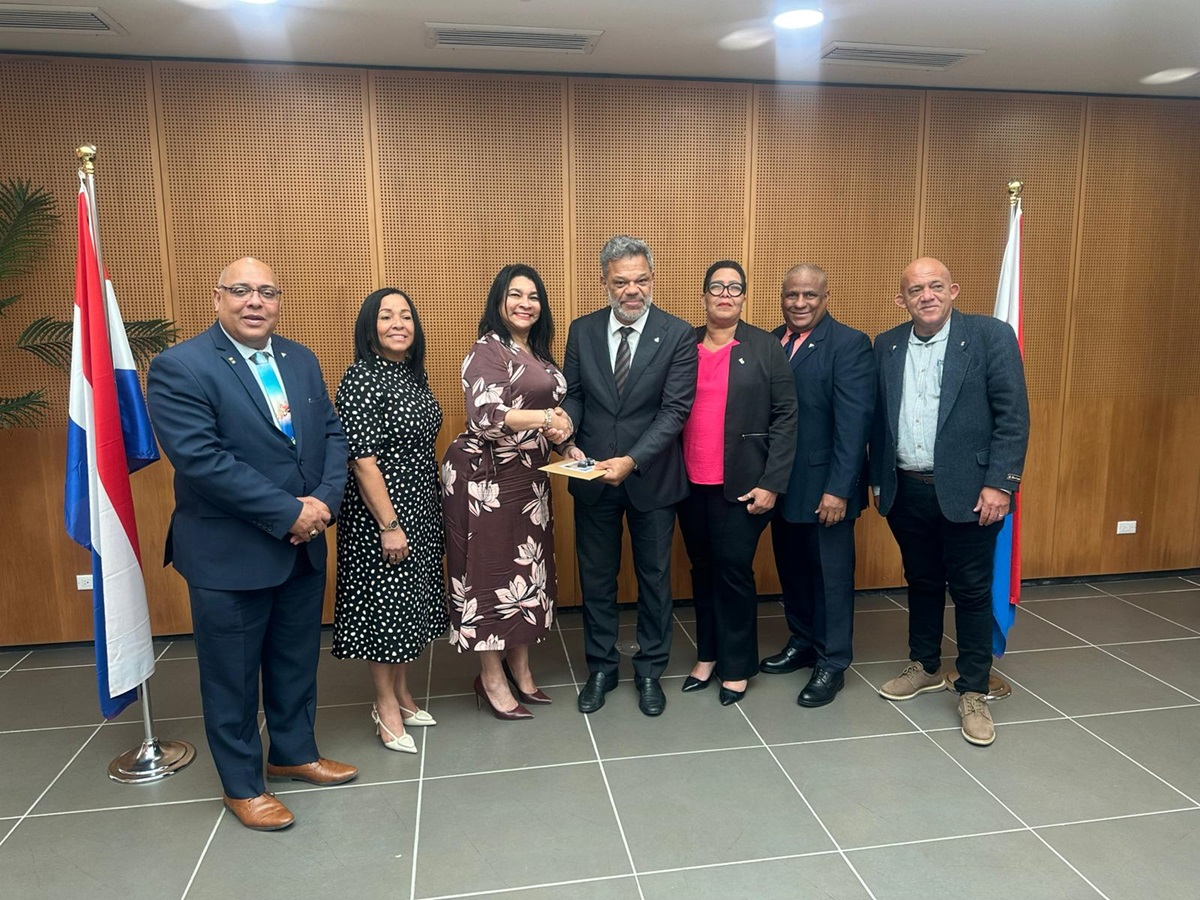 Prime minister dr luc mercelina welcomes bonaire s island council